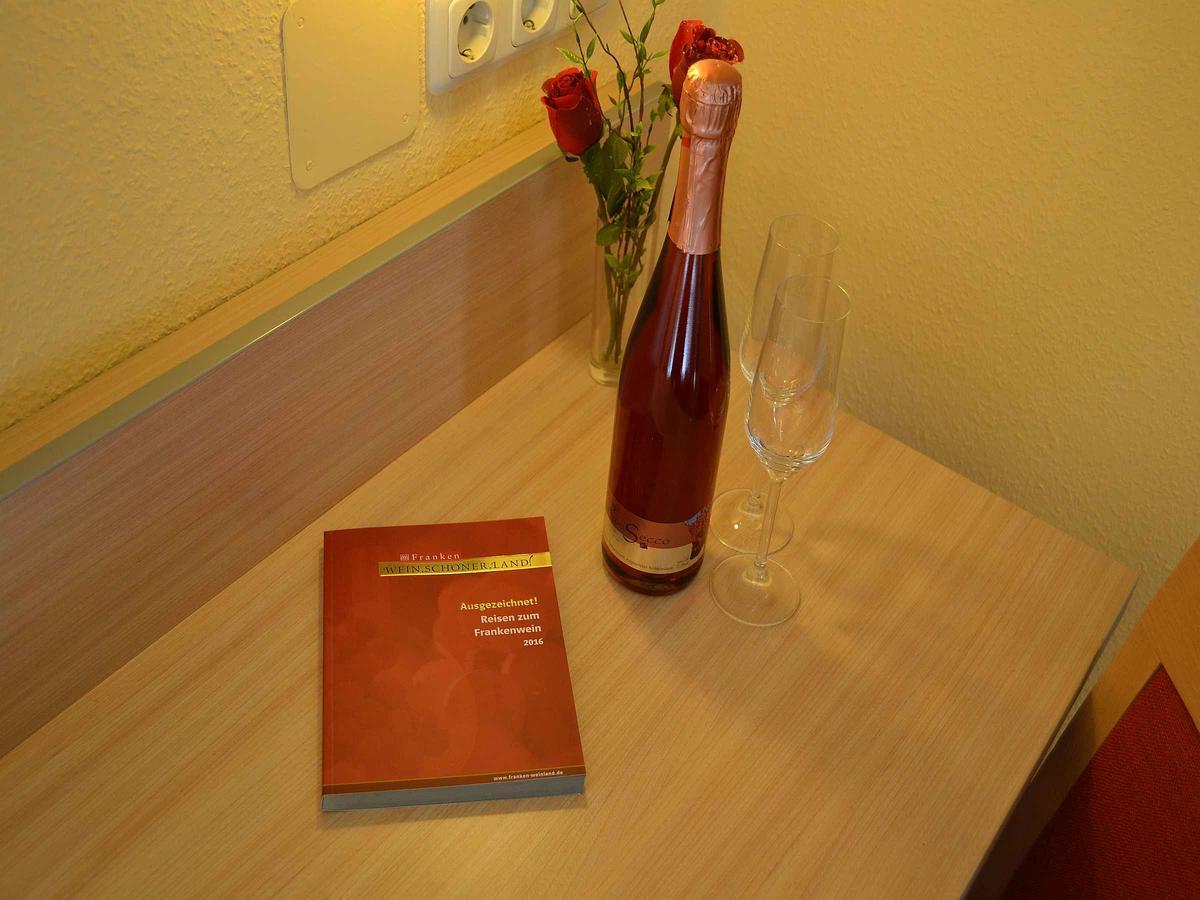 Hotel-Gasthof Rotes Ross Markt Einersheim Экстерьер фото